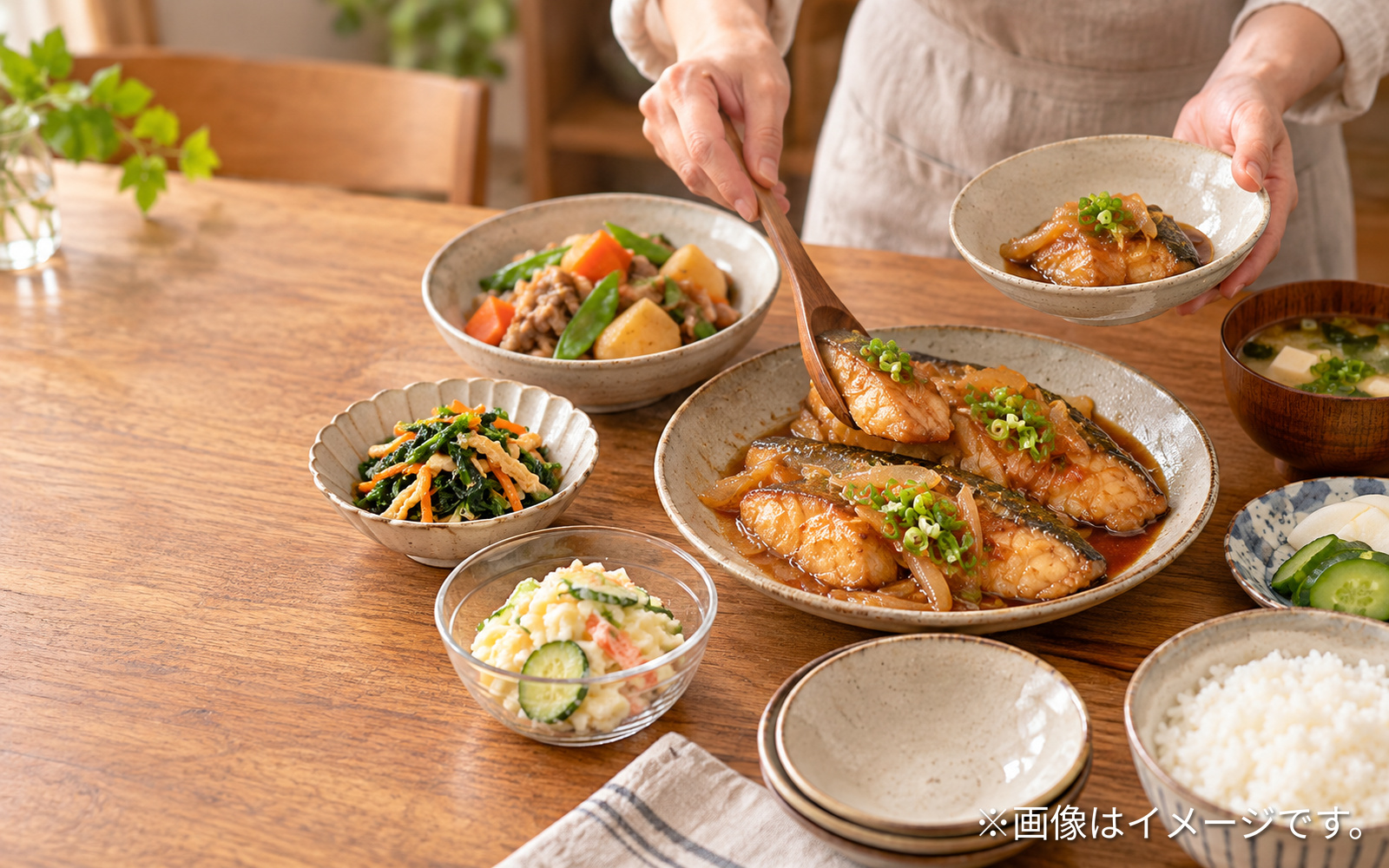 複数の惣菜を夕食の食卓へ並べるイメージ