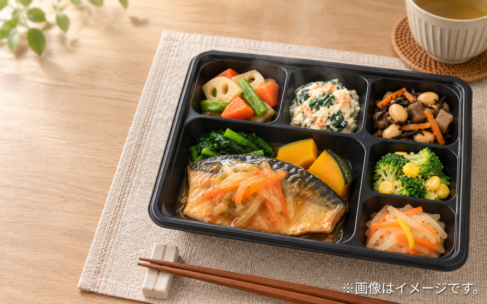 冷凍のおかず弁当を温めて用意するイメージ