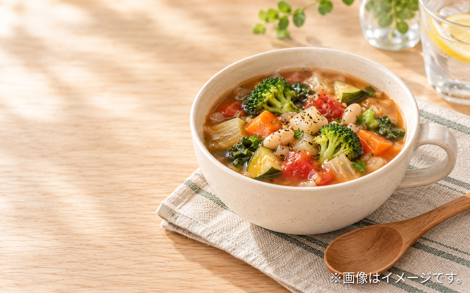 野菜を使ったスープを食卓へ用意するイメージ